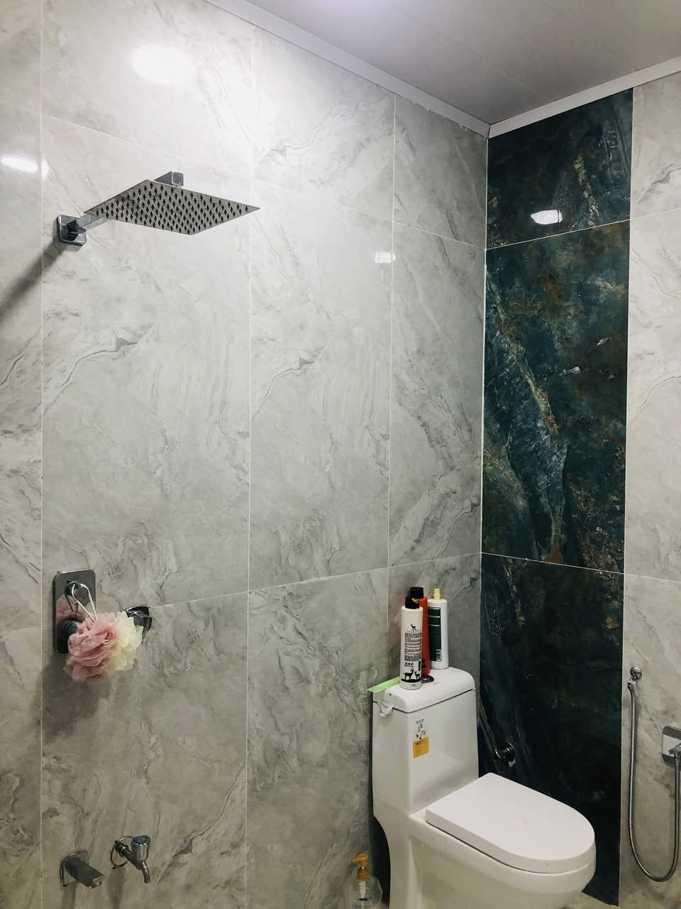 دار للبيع.  ركن. 
المساحة. ٢١٧ متر. 
الدار طابقين. الطابق الاول. 
غرفتين.نوم 
صالة. مطبخ. حمامات. هول. منور 
المطبخ متكامل. مع الدار. 

الطابق الثاني. 
غرفتين. نوم 
حمامات. هول. 
الدار بورسلين درجة اولى 
حديقة داخلية. كراج سيارة 
الدار زراعي. طابو صرف ٢٥ 
التحويل مباشر. 
العنوان. 
زوير الغربي. مقابل الملعب السباعي للمنطقة. باالجهة الثانية للملعب. 
مع العلم الدار. منظومة كاميرات مع منظومة كهرباء امينة. 
السعر. الاتصال. ***********
ابو محمد
