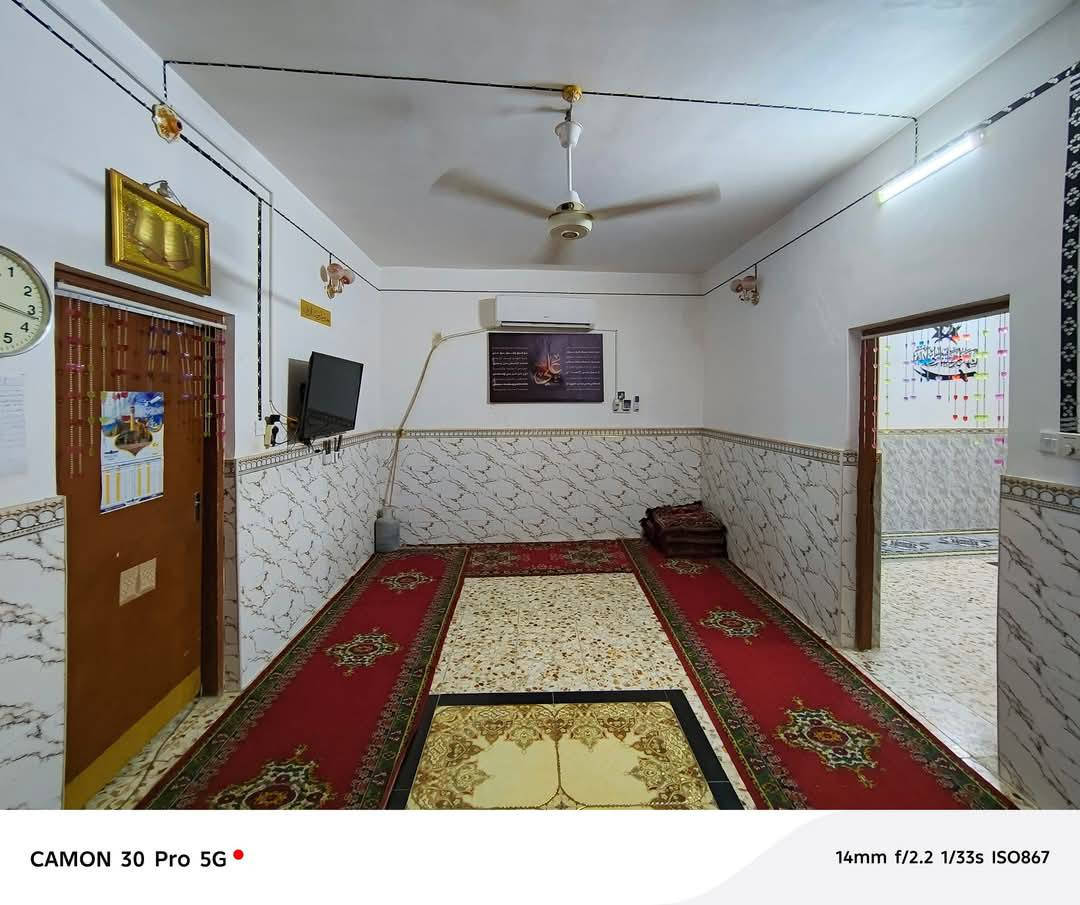 بيت للبيع مساحة 150 متر 
كوفة شارع المعمل قرب جامع الرسول الاعظم 
يحتوي على غرفة وصالة ومطبخ واستقبال وصحيات.
البيت نظيف.
سعر 35 مليون 
الرقم واتساب ‏‪***********‬‏
