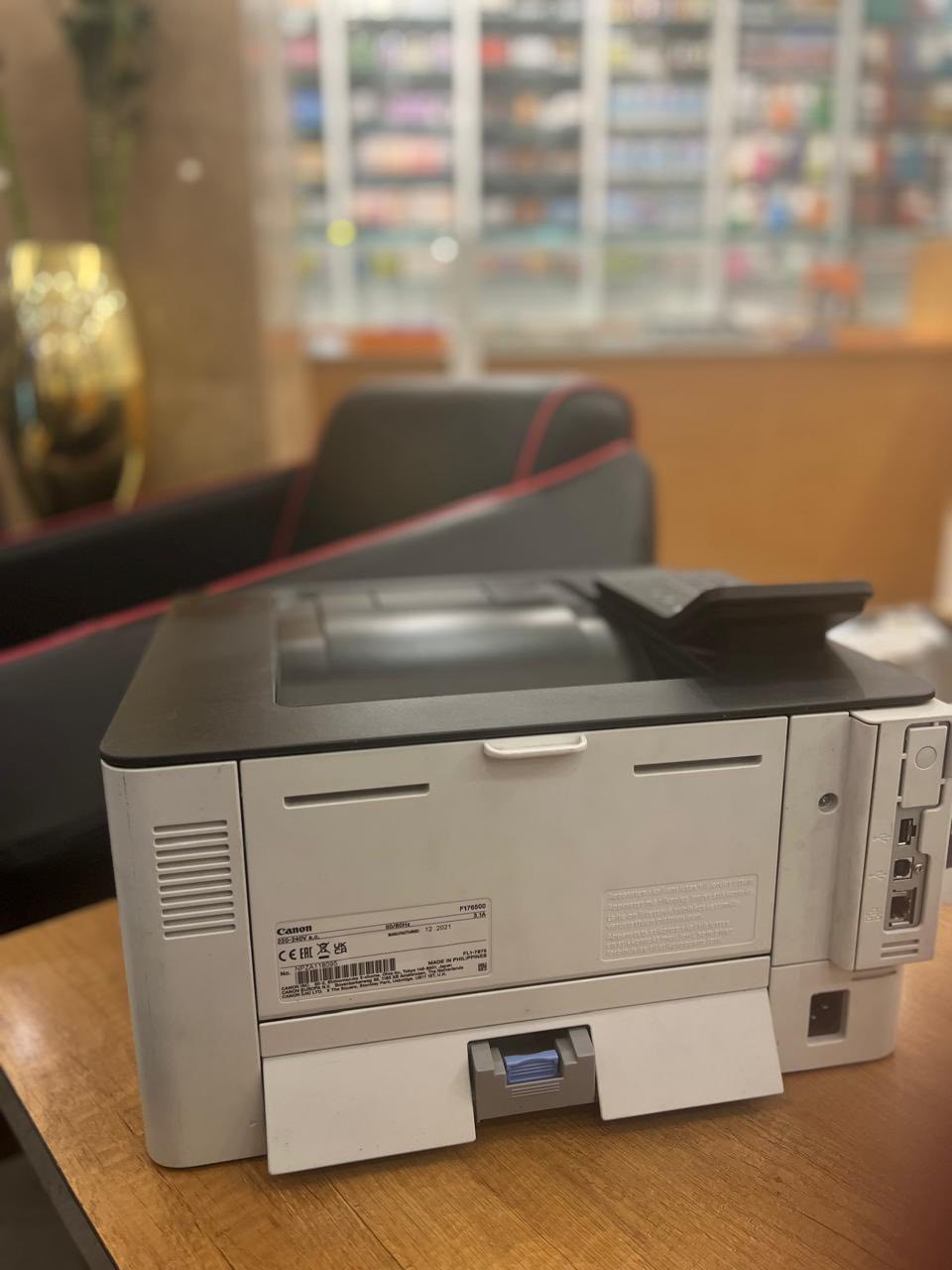 طابعة للبيع

Canon i-SENSYS LBP226dw

المواصفات الرئيسية 

* نوع الطباعة: ليزر أبيض وأسود

* سرعة الطباعة: حتى 38–40 صفحة بالدقيقة

* الدقة: ‎600 × 600 dpi‎ مع تحسين حتى ‎1200 × 1200 dpi‎

* الطباعة المزدوجة: أوتوماتيك (Duplex)

* الشبكة: LAN + Wi-Fi + Wi-Fi Direct

* الطباعة من الهاتف: AirPrint / Mopria / Canon PRINT Business

* المنافذ: USB 2.0 + Ethernet

* سعة الورق: 250 ورقة + درج يدوي 100 ورقة

* الحد الأقصى للسعة: حتى 900 ورقة

* الشاشة: LCD خمس أسطر

* الذاكرة: 1GB

* اللغات المدعومة: UFR II / PCL6 / Adobe PostScript

* الخراطيش: Canon 057 و Canon 057H

* الاستخدام الشهري الموصى به: 750 – 4000 صفحة

* الحد الأقصى الشهري: حتى 80,000 صفحة

* الأبعاد: ‎401 × 373 × 250 mm‎

* الوزن: حوالي 8.8 – 9.5 كغم

مناسبة للأعمال المكتبية والطباعة الكثيفة مع دعم كامل للطباعة عبر الشبكة والهواتف الذكية.

السعر 250،000


**إذا كنت صاحب هذا الإعلان وتريد حذفه لأي سبب، رجاءا أرسل رسالة إلى الدعم الفني**