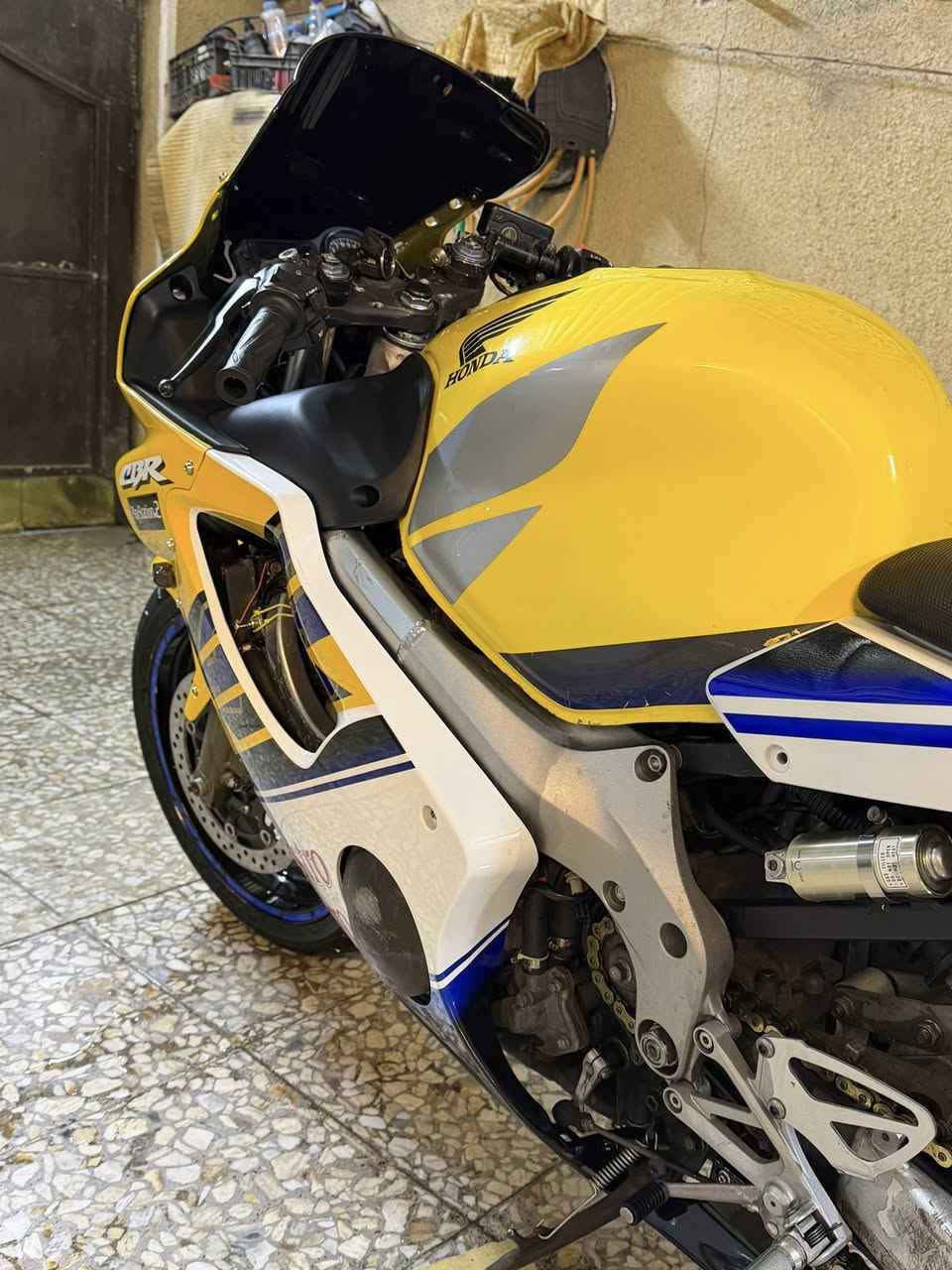 سلام عليكم
افوراي 2004 دراجة كفاله عامة عده الكفرات تجاري والاصليات موجودات بس تعبانات مكينه كفاله برغي ممفتوح بيها تايرات جدد باتري جديد الدراجة  نظيفة بدون اوراق
رايدها ب20 وبيها مجال قليل 
مكاني بغداد زيونة
*********** 
ماعندي خاص الي يريد يشوف الدراجة يتصل
