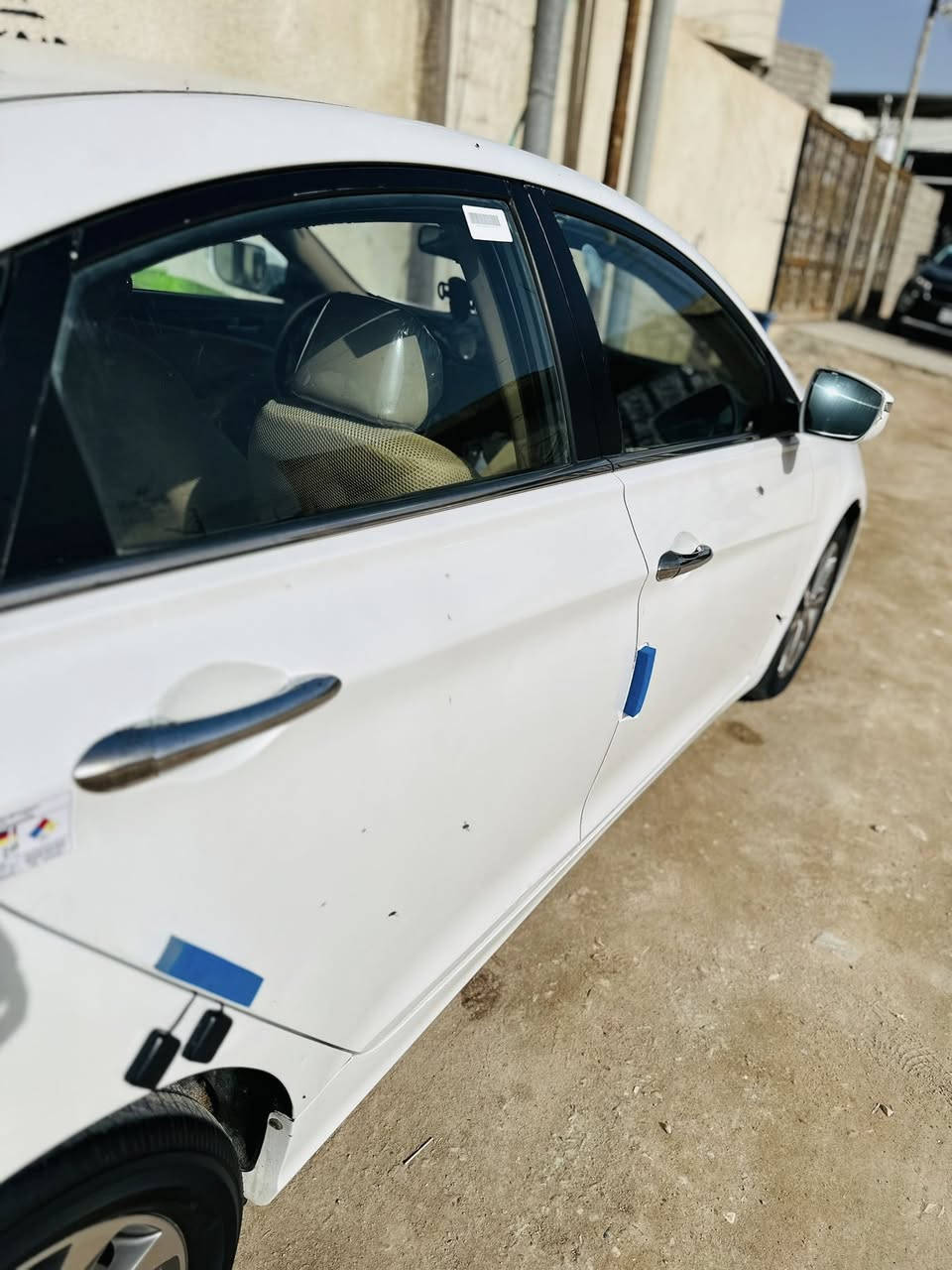 السلام عليكم
سوناتا 2014 خليجي
شركة عامة باسم الشركة تريد وكالة موجودة

كفالة عدا المداكر الورا بيها كارت ع كد شبر 
حجم المحرك ٢٤٠٠ دوش
مواصفات معروفة 
السيارة جاهزة للأخير ترايك وين ماتريد 
السعر 138 وبيها مجال جدا قليل. 
***********
البصرة ابو الخصيب
