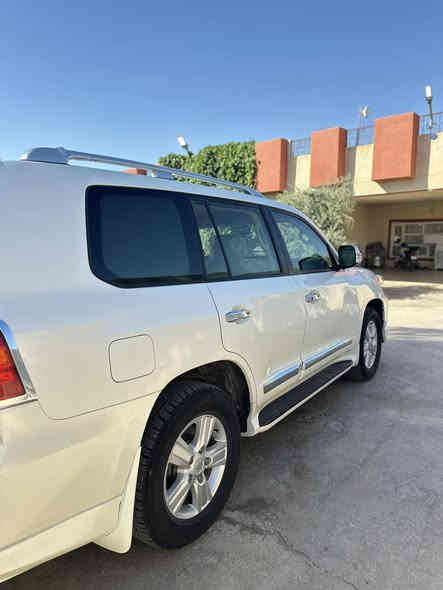 السلام عليكم للبيع لاندكروز 2015 كفالة عامة رقم بغداد 6 سلندر 
تشغيل عن بعد 
عداد السيارة 100 الف حقيقي  شرط الفحص 
فول مواصفات
السيارة بأسمي 
السعر 460 وبيه مجال
رقم الهاتف  
***********
