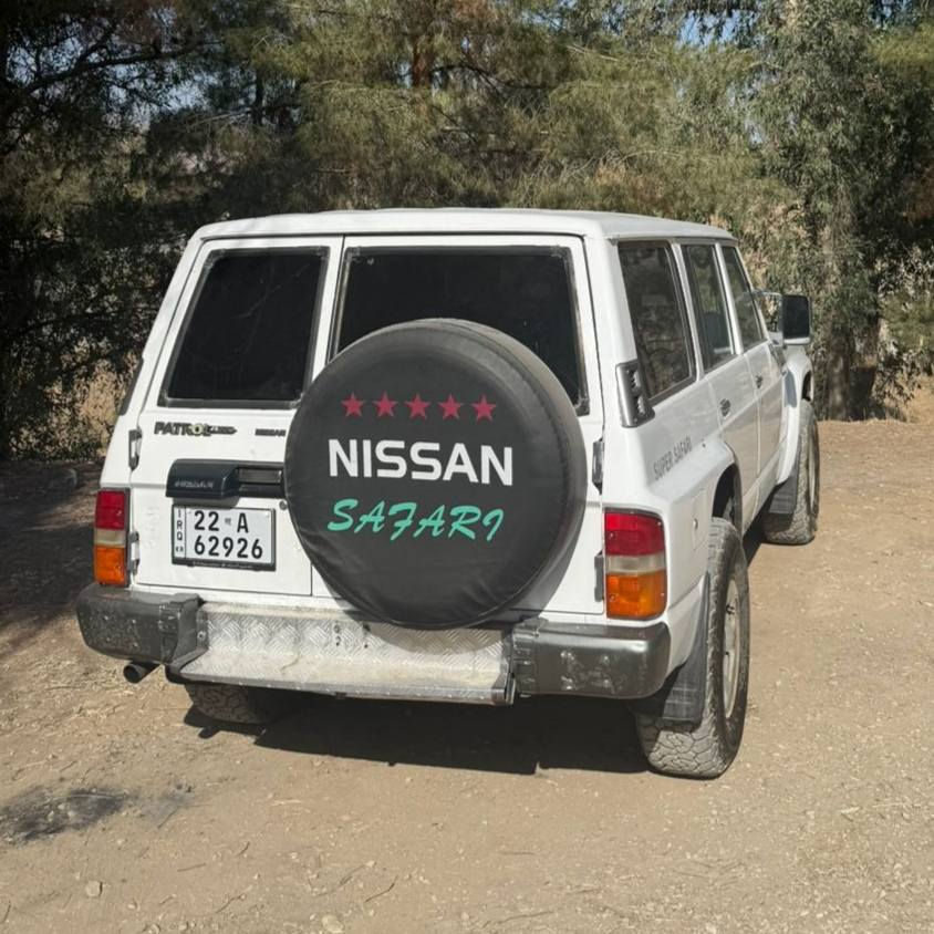 نیسان پاتڕۆڵی تەخت، مۆدێڵی 1997
 مەکینەو گێڕ بیلادی بە شەرت، 
رەقەمی هەولێر عەسڵییە و کیتابی ئینتەرپولی هەیە 
هیچ کێشەی نییە، 
سەیارەکە بێ لێدرانە، 
بۆنیتی بۆیاخە لەگەڵ و چەمەلەخی دواوەی 
لەسەر جوانی بستێکی هەیە.
سەیارەکە شاشە و کامێرا پێش و دواوەی هەیە، 
کوشنی گۆڕاوە بە جێبی رانگلەر. 
زۆر پاک ماوەتەوە هەیکەلی و مەسرەفی تیا نییە.

سـعـر : لە کۆمێنت داوابکە ڕاستەوخۆ بۆت دێت 📥 

گێر و مەکیەنەی بەشەرت 
هیچ کێشەیەکی تێدا نییە 

ژمارەی خاوەنەکەی 
***********
