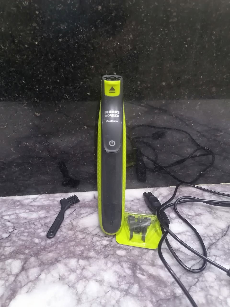 هذا هو جهاز فيليبس ون بليد (Philips OneBlade P 
تقنية الشفرة  تتيح الشفرة المبتكرة المرونة في جميع الاتجاهات لتتكيف مع منحنيات الوجه، مما يضمن ملامسة مستمرة للبشرة وتحكمًا أفضل. 
وقت التشغيل: يوفر ما يصل إلى 120 دقيقة من الاستخدام اللاسلكي بعد شحن لمدة ساعة واحدة. 
استخدام رطب وجاف: يمكن استخدامه على بشرة جافة أو رطبة، ومع الرغوة أو بدونها. 
متعدد الاستخدامات: مصمم للتشذيب، التحديد، والحلاقة لأي طول شعر على الوجه والجسم. السعر 25


**إذا كنت صاحب هذا الإعلان وتريد حذفه لأي سبب، رجاءا أرسل رسالة إلى الدعم الفني**