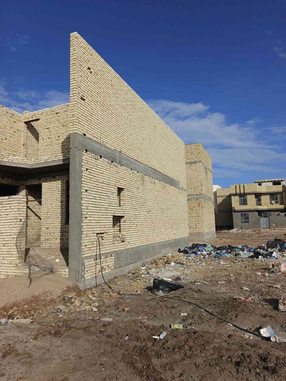 السلام عليكم ورحمة الله وبراكته
بيت هيكل الطابق الثاني واصل للصب
المساحه 130  ثلاث غرف واستقبال
ومطبخ  وياه اسكان 60 مليون جاهز للاستلام
اليشتري يجيب كفلاء ويحول ويستلم
على شارع الرسول
السعر المطلوب 120 وبيه مجال***********
او مراسلة الصفحه
