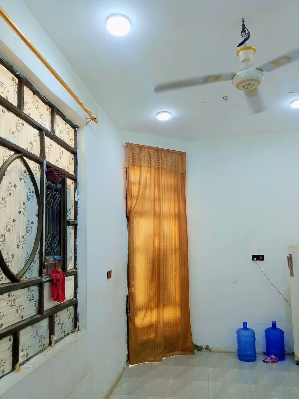 سلام عليكم البيع بيت جديد بناء صار7 اشهر من باني جديد بلورديه وره معمل ابو كيره مباشر قريب عل شارع ريسى طابو زراعي سند 25  مساحه 100ال  يحتوي البيت على غرفه ومطبخ وهوال وستقبال وحام دخلي وصحيات خارجيه سعر 47وبي مجال ***********مستعجل ع بيع
