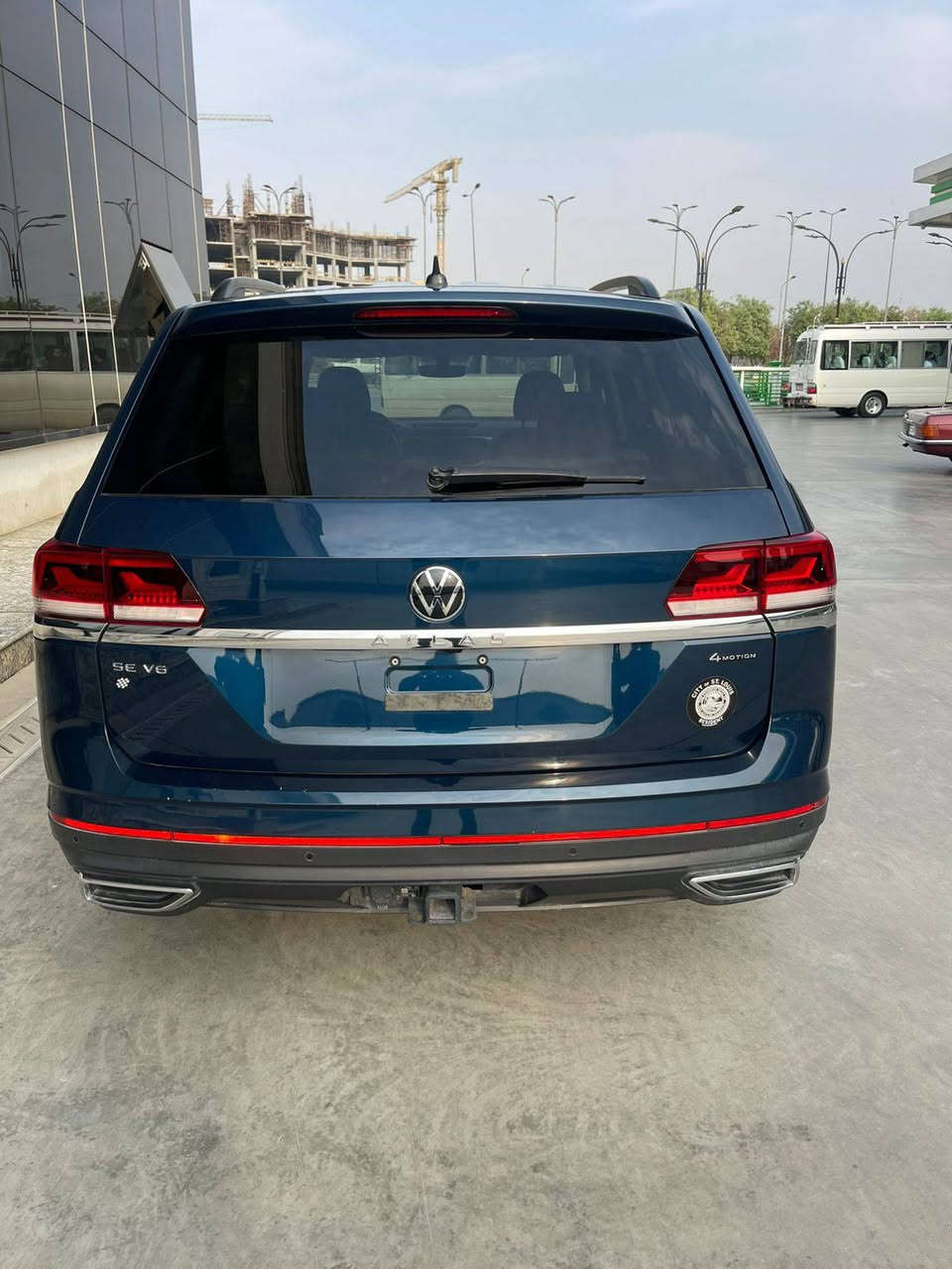 اطلس SE 2023 نص فول
راكب 7  ستة سلندر 3600
داخل جلد ابيض تدفئة كشنات السائق كهرباء
ماشية 10800 ميل فقط رقم بغداد بأسمي 
بدون صبغ حادثها فقط دعامية حساسات امامي خلفي
بردات خلفية بالابواب وبعد بيها هواي مواصفات سيارة جديدة مماشية بالعراق
للاستفسار اكثر الاتصال على الرقم 
***********
متوفر وتساب
