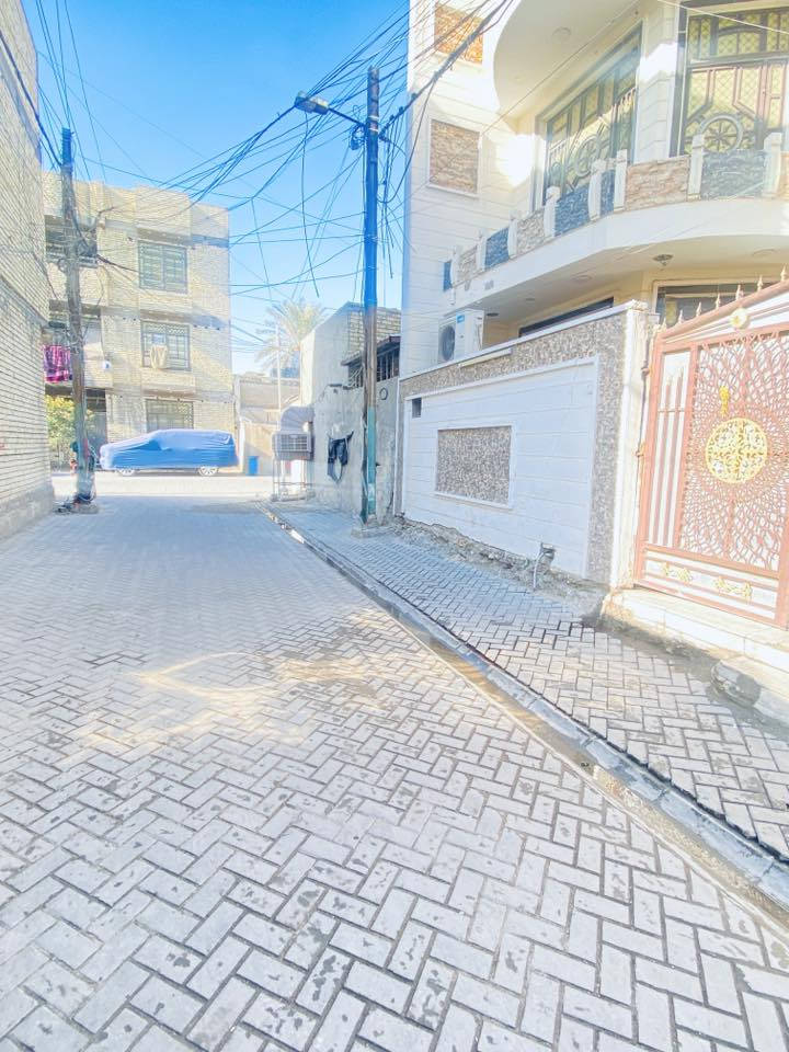 الدار للبيع قطاع (٢٤) من جهة الفلاح  المساحه ١٤٤ بناء  ٢٠١٨ طابقين ونصف الطابق الاول يحتوي على ساحه خارجيه استقبال ومطبخ وهول وغرفة نوم وحمام سويت ومنورين 
الطابق الثاني يحتوي على ثلاث غرف نوم وهول وسويت حمام 
الطابق الثالث غرفتين ومطبخ وحمام سويت 

السعر  ٢٧٠ مليون   رقم الهاتف   ( *********** )
