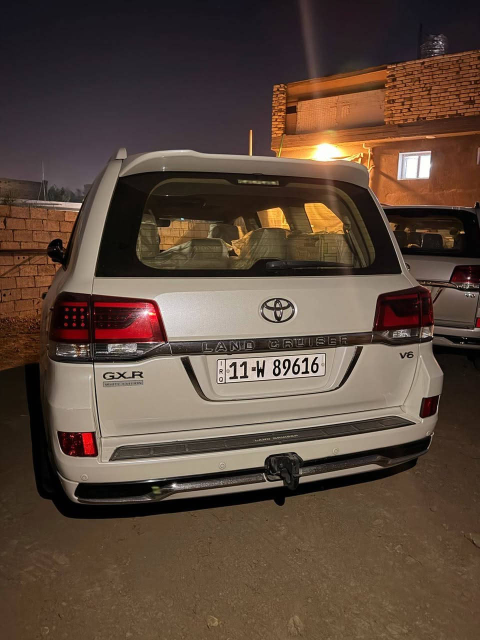 السلام عليكم للبيع لاندكَروز  GXR موديل ٢٠١٧ اعلئ فائ بلاندكروز وايت ادديشن مكفوله كفاله عامه من الضربه والتبديل والصبغ فقط تكحيله قدر اصبع بلجنطه مواصفاتها فول للاخير ماشيه ١٦٦ الف ٦ سلندر رقم بغداد تحويل مباشر السعر ٤٦٥ وبيه مجال بصيط عنواني الحله قرب العلويه شريفه ع للاستفسار رقمي / ***********
