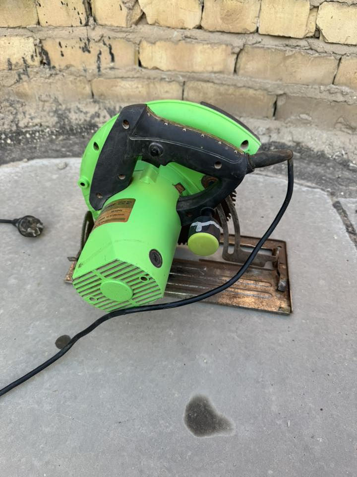 المولد السعر 150 وماطور إيطالي أصلي نظيف السعر 75 كثر خشب كهربائي سعر 75 ويوجد خدمة توصيل***********
