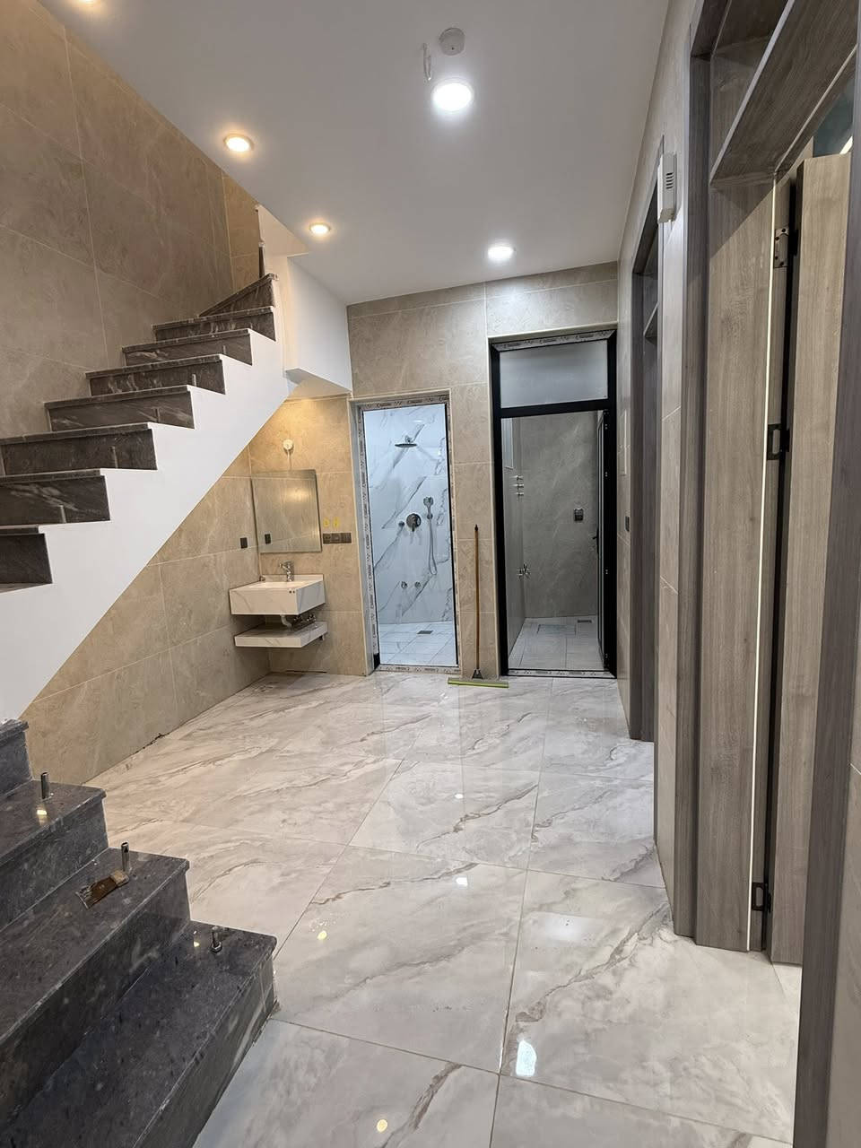 فرصة ذهبية 🔥 بيت طابو سكني صرف – السبع أبكار

📍 موقع مميز جدًا قرب الشارع العام
📄 طابو سكني صرف – جاهز للنقل
🏠 مساحة 84 م²
🛏 4 غرف واسعة
🚶‍♂️ قريب من جميع الخدمات (أسواق، مواصلات، مدارس)

✨ موقع استراتيجي يصلح للسكن أو الاستثمار
✨ وصول سهل وسريع
✨ حي مخدوم ومرغوب
✨ خيار ممتاز للعوائل

💰 السعر: الاتصال بالرقم 

📞 للاستفسار والمعاينة: ***********
