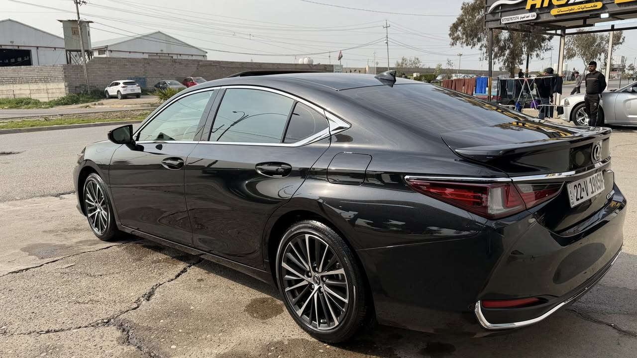 سلام عليكم
لكزس ES300 2024 

نوع الضرر :جاملغ فقط بدون دواخل وبدون ايرباك 

ماشية 12 ميل 

المحرك: 4 سلندر سعة 2.5 لتر

 • نوع النظام: هايبرد (بنزين + كهرباء)

 • القوة الكلية: حوالي 215 حصان

 • ناقل الحركة: أوتوماتيك E-CVT

 • نظام الدفع: دفع أمامي (FWD

 • مقاعد جلد فاخرة

 • شاشة معلومات 12.3 إنج

 • نظام صوت Mark Levinson (في بعض الفئات)

 • شحن موبايل لاسلكي

 • Apple CarPlay و Android Auto

 • تحكم كهربائي بالمقاعد مع تبريد وتدفئة

• فتحة سقف

 • مرايا كهربائية مع طي تلقائي

السعر 365 وبيها مجال بسيط 

 للتواصل والاستفسار على الواتساب 

***********
