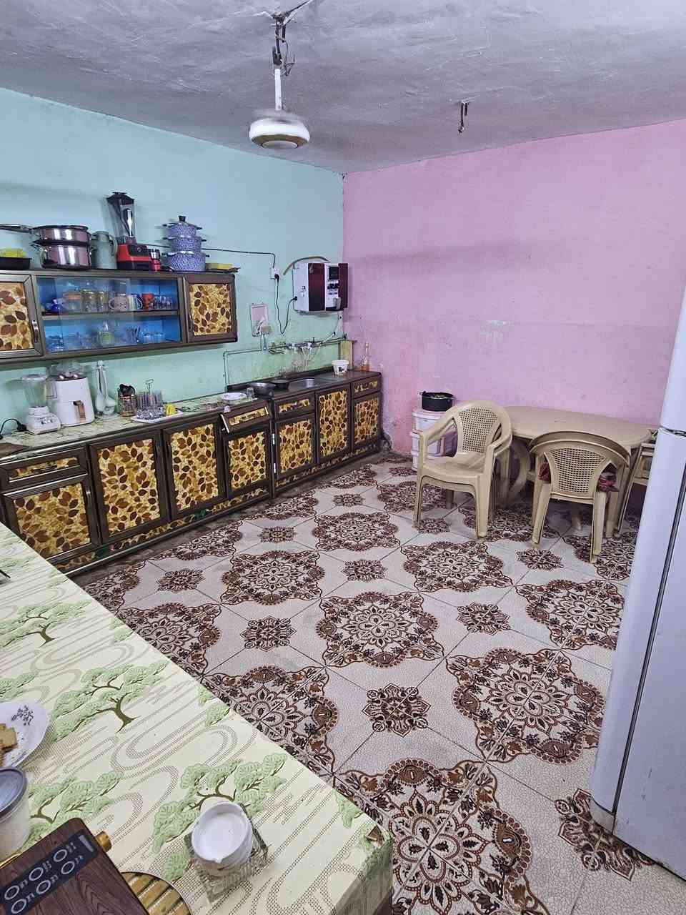 بيت للبيع حي الخضراء تفليش يعتبر كاع قريب ع مدرسه المعتمد ع الله  المساحه 218 متر  الاستفسار ع رقم ***********

