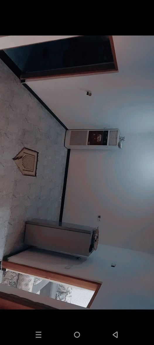 سلام عليكم بيت قاطين في البصره الجزيره باب الهوى بل سوك مال باب الهوى مساحة البيت 150 م الطابق الاول متكون من صاله وستقبال وغرفه وحديقه ومنور وطارمه واسعه ومجموعة صحيات دخال وخارج اما الطابق الثاني متكون من ثلاث غرف وصحيات وصاله واسعه سنة بناء 2023 البيت جديد السعر 120 وقابل للتفاوض للاستفسار ع هاذ الرقم  (  ***********  )
