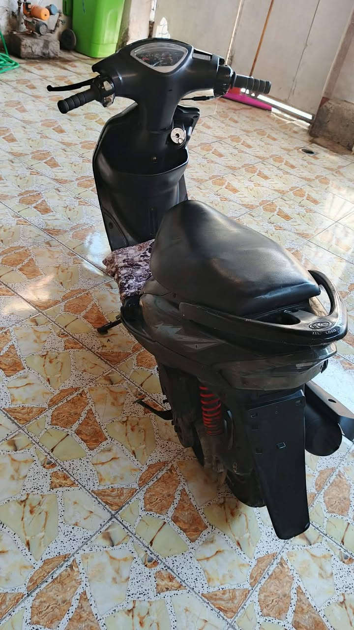 السلام عليكم عدلة للبيع دراجة نضيفه نقصها عرموطة مال هندر والدراجة شغالة سلف مكينة بلاد مابيها تبخير السعر 450 وبيها مجال حك الجيه ***********
