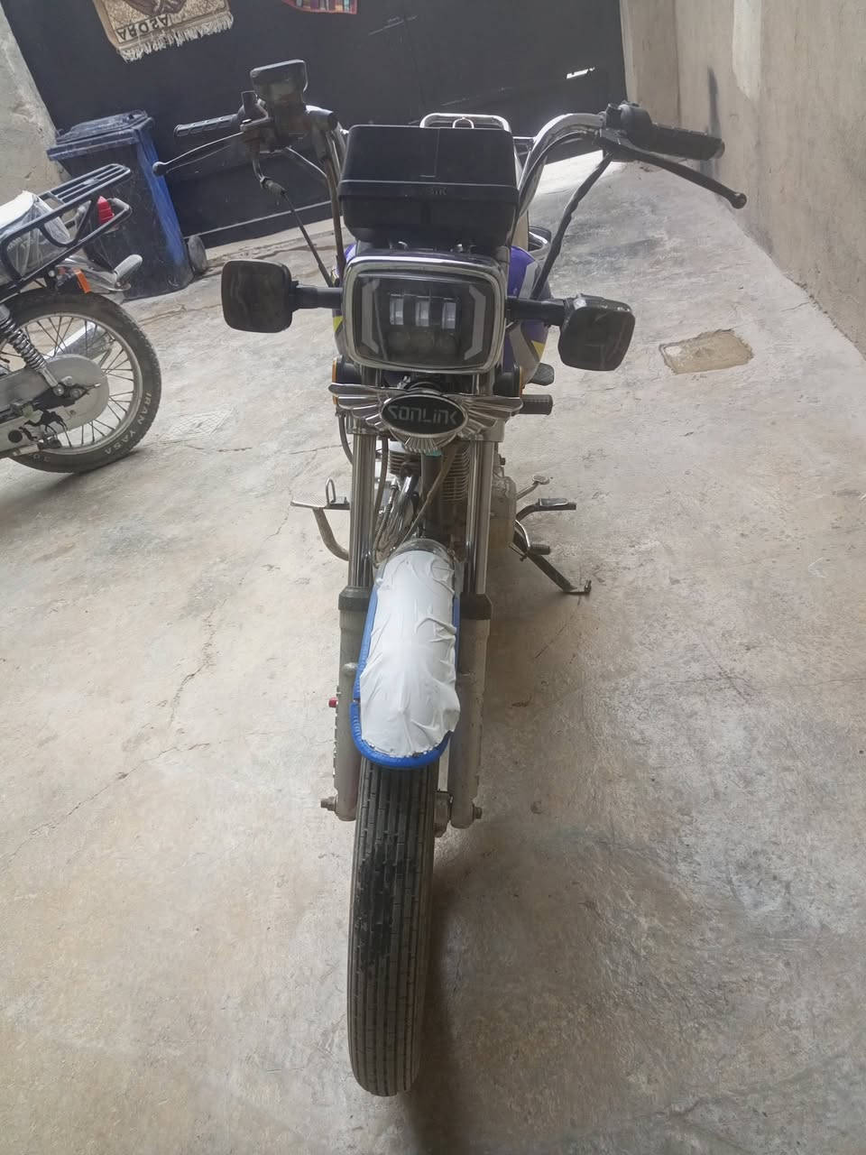 السلام عليكم دراجه موديل 23 محرك ما مفتوح اوراق ما بيها مكان ديالى بعقوبه المفرق قرب مكتب بيروت دراجه خير من الله محرك عايزها ترتيبات السعر 400 وبيها مجال ***********
