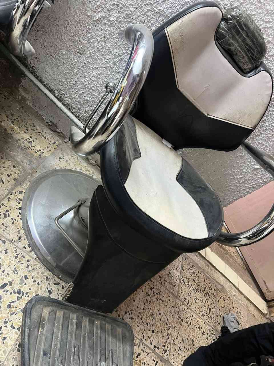 السلام عليكم ميز مرايه مع كراسي حلاقه٣عدد كراسي  مري عدد٣ عنوان بغداد الغزاليه رقم *********** سعر ٣٢٥
