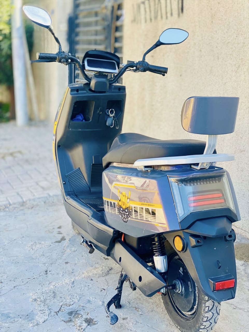 دراجه شحن ام عيون
5 بطاريات ع الفحص شرط 
تمشيك 45 كيلو  سويج واحد وبصمه وحده 
3 نمر سرعه سرعتها 70 حقيقي 60 
اشاره يمنى يسرى 
ليت ليد عالي ناصي 
كلشي شغال شاشه دجتال تظهر العطل لا سامح الله
سعرها 480 وبيها مجال بسيط حك الجيه 
مكاني اليرموك او العامريه 
رقمي-***********
