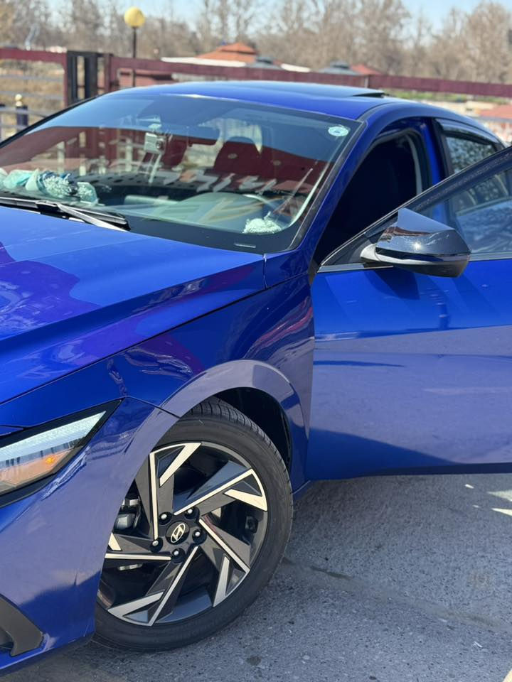 سياره مديل 2024 
ضرر جماغين كدام وبوند وبابين السايق والوراه وجماغ الخلفي 
لغدً من كدام بيها من جها وحده شواصي مابيهم شي شرط 
فتحه بصمه تشغيل عن بعد هوتو بريك هندبريك بصمه زينون ماشي 60 مايل رقم جديد سمويه جديد هزه جديد وفحص جديد تحويل وكاله حاضر غرامات صفر تاير باتري جديد يربكات استيرن وبرده فقط وراجع سستم تحديد مسار شاشه متصله رادار امامي خلفي جانبي تشغيل عن بعد ويل كم اصلي مال 24 السعر 130 ورقه معارض بتكسي وبيها مجال  بسيط  ***********
