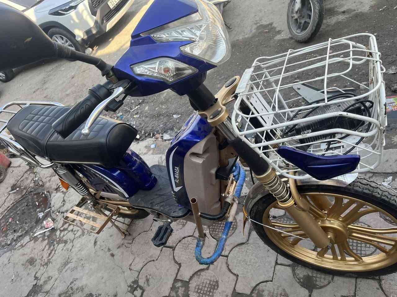 للبيع. سعرها 400 وبي مجال  شي قليل   مكاني باب معضم. ***********
