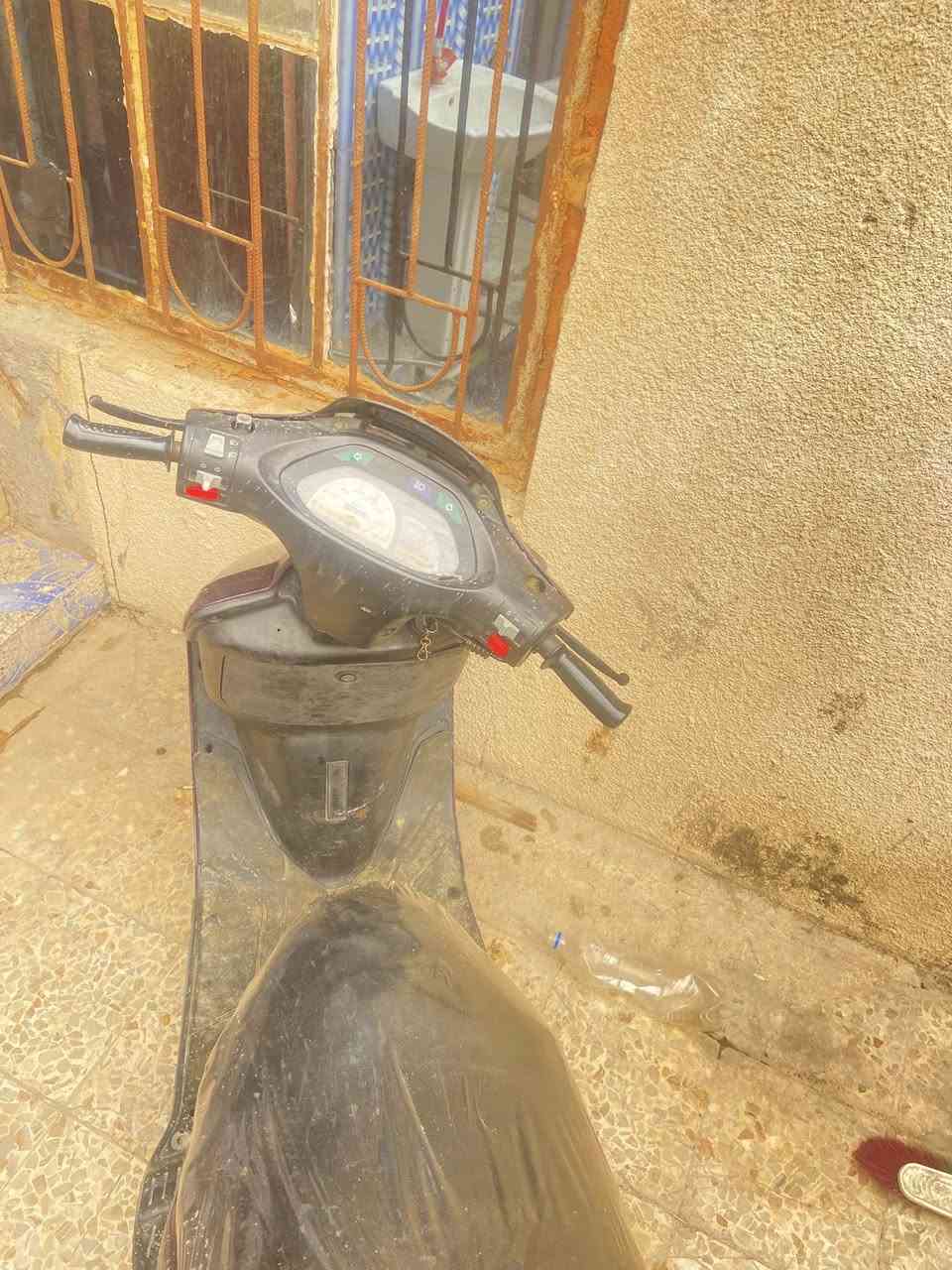 :

“السلام عليكم
دراجة فراشة نظيفة، محرك ممتاز وكهربائيات كلها شغالة، استعمال خفيف.
سرعتها قوية وسحبها ممتاز، صار أسبوعين من أخذتها.
المطلوب 450 بيه مجال بسيط للجادين.
المكان: البصرة - القبلة
للاستفسار: ***********
