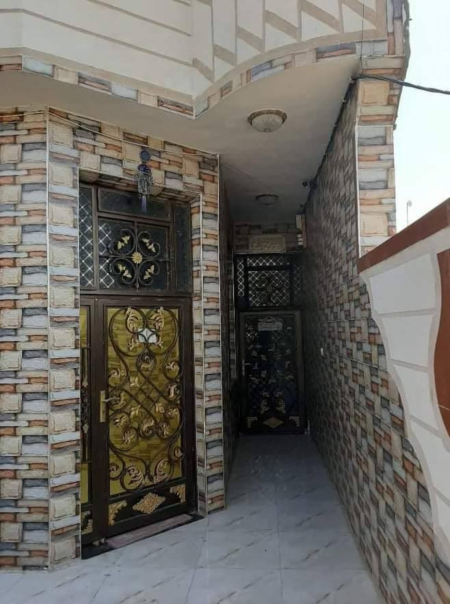 السلام عليكم
بيت زراعي للبيع مساحة ١٦٢م حي النفط قريب ع بنزين المهدي 
طابق الأول صالة وغرفة وبراني ومطبخ وصحيات 
الطابق الثاني غرفتين وصالة وحمامات البيت جدآ نظيف ومرتب 
السعر 125 مليون 
***********
