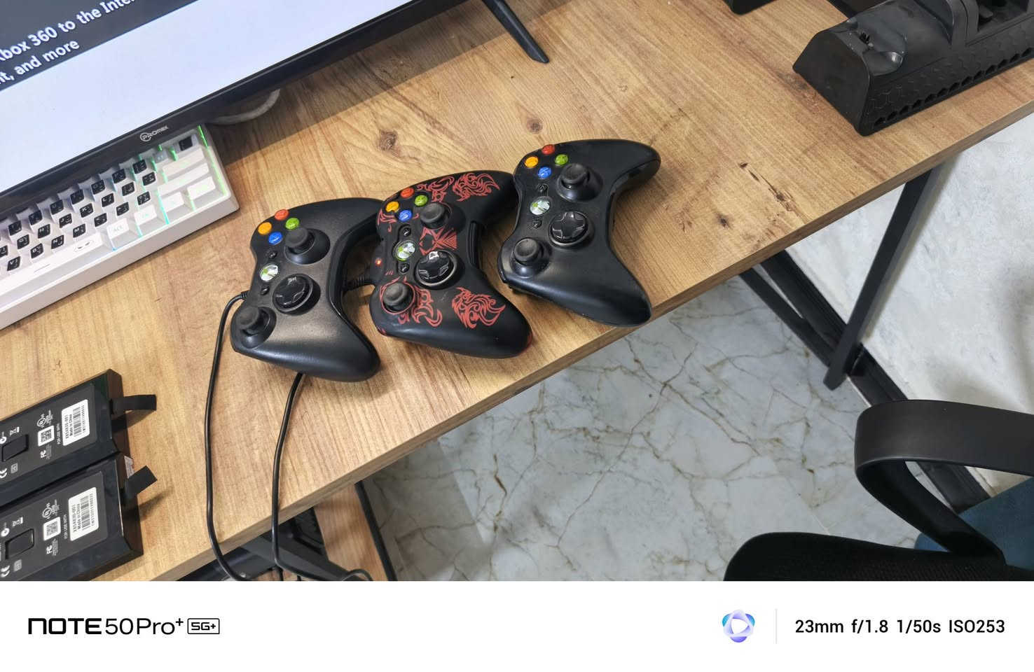 #للبيع ⭕
اكس بوكس 360 مهكر ميربط انترنت نظيف 90%  

غراضه
1_ كيبل HDMI يجي كيبل طويل مو قصير 
2_محوله الباور الخاصه بي الاصليه 
3_ يدات عدد3 ثنين اصليات يشتغلن على شحن وحده بيه بطاريه والثانيه لا. 
اليده الثالثه تجاري تجي كيبل مباشر 
4_ هارد دسك داخلي عدد اثنين واحد فارغ تكدر من السوك تحمل بي العاب تعجبك 
والثاني  بي 51 لعبه ولعبات قويه سان اندرياس /gt5  / Call of Duty: Black Ops 
ماين كرافت وبعد هواي 
وبعد العاب موجوده بالصور نظافته كدامك تفاصيل كدامك تقتنع راسلني خاص واتساب 
***********

سعره 100 الف قفل وتوصيله مجاني بالفلوجه
