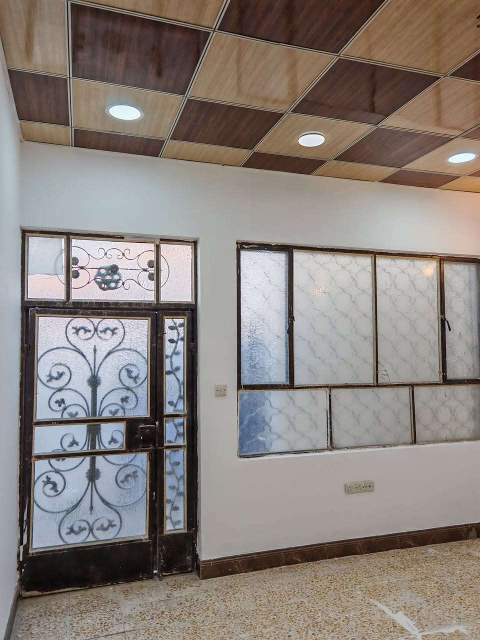 السلام عليكم بيت بالبراكيه شارع المطار القديم الفرع الي مقابل صيدلية المطار البناء صب كونكريت اساس +سقف  كونكريت.. والبناءبلوك درجة أولى شبيه الطفيلي العنوان سابقا صيدليه المطار حاليا صيدليه صفا عبد الرضا الرماحي
***********
