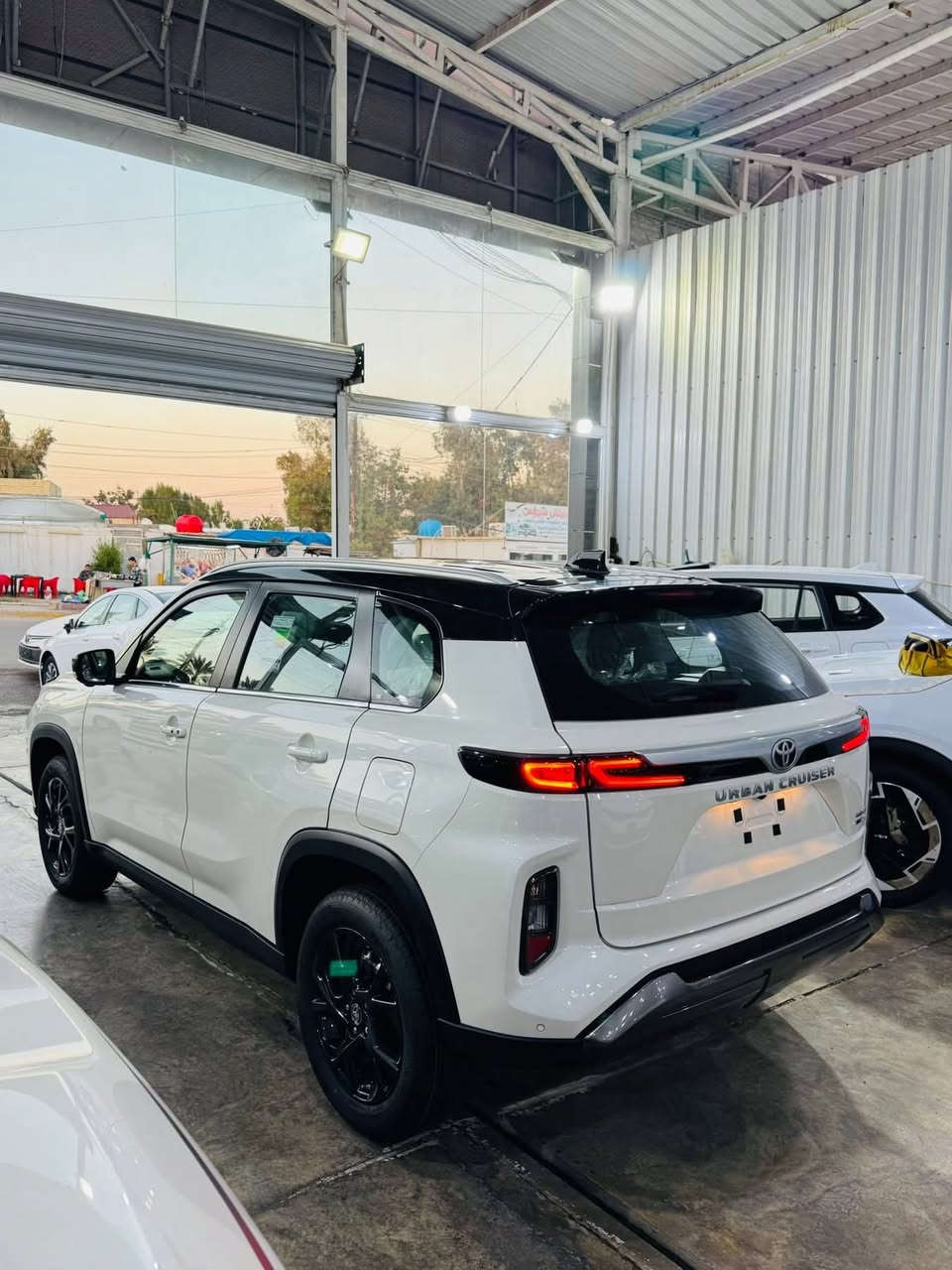 {.♥️🔥مجموعه الملك لتجاره السيارات .🔥♥️.}.    

نقدم لكم افضل العروض المناسبه للزبائن الكرام 

 ✅🔥الاسعار راح تكون نار وتدلال ادللو حبايبنه 🔥✅

        🔥 تويوتا يوربان كروس 2026 فل كامل 🔥
🚗 فئة 1/1 — أعلى مواصفات 

✨ سيارة عائلية اقتصادية بتصميم عصري وفاخرة ✨

🔥✅السياره ضمان 2 سنه و 40.000 كيلو متر   ✅🔥
                     و 8 تبديلات دهن مجانيه 
━━━━━━━━━━━━━━━━━━━
⚙️ المحرك والأداء
• محرك 1.5 لتر Mild Hybrid
• قوة 104 حصان
• ناقل حركة أوتوماتيك 6 سرعات
• نظام دفع أمامي FWD
• صرفية وقود ممتازة داخل المدينة

━━━━━━━━━━━━━━━━━━━
✨ المواصفات الخارجية
• مصابيح LED أمامية مع DRL
• جنوط ألمنيوم 17 إنچ
• سقف بانوراما مزدوج
• مرايا كهربائية قابلة للطي مع إشارات
• كاميرا خلفية + حساسات
• سبويلر خلفي وقضبان سقف

━━━━━━━━━━━━━━━━━━━
🛋️ المواصفات الداخلية
• مقاعد جلد فاخر
• شاشة 9 إنچ + Apple CarPlay & Android Auto
• شاشة عدادات رقمية + Head-Up Display
• شاحن لاسلكي للموبايل
• إضاءة داخلية محيطية (Ambient)
• مكيف أوتوماتيك مزدوج
• نظام صوتي 6 سماعات

━━━━━━━━━━━━━━━━━━━
🛡️ الأمان والسلامة
• وسائد هوائية متعددة
• نظام الثبات الإلكتروني VSC
• ABS مانع انغلاق المكابح
• نظام المساعدة على صعود المرتفعات
• كاميرات 360°
• نظام مراقبة ضغط الإطارات

━━━━━━━━━━━━━━━━━━━
🎯 أبرز المميزات
✔️ اقتصادية بالوقود
✔️ حجم مثالي للمدينة
✔️ تجهيزات فل كامل
✔️ اعتمادية تويوتا المعروفة

━━━━━━━━━━━━━━━━━━━
📍 العنوان: بغداد الكريعات نهاية شارع المعارض

📞 للاستفسار الاتصال على الأرقام:

☎️0772 821 1475

☎️0771 400 8006
