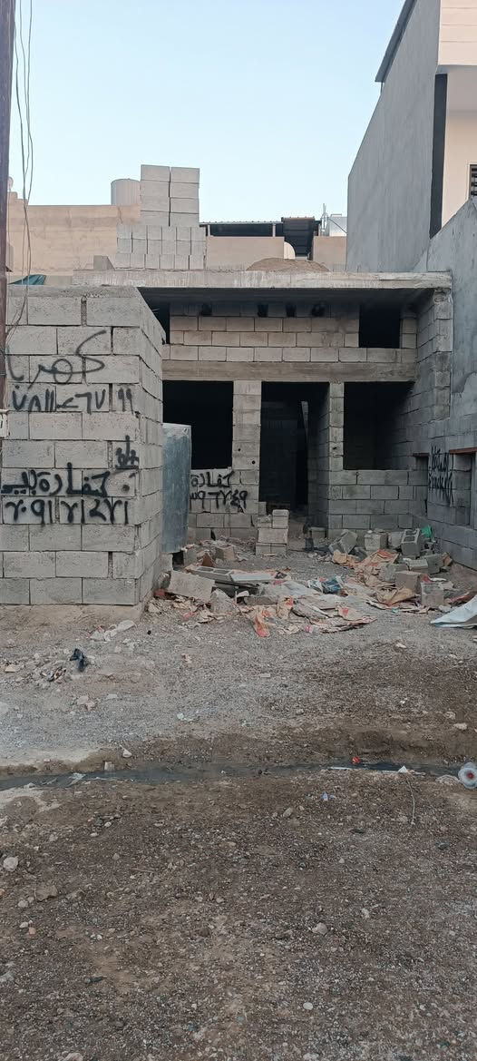 سلام عليكم 
هيكل زراعي للبيع ١٠٠ متر موقع حي بدر قرب شارع العام ثاني فرع موقع حلو خدمات كامل 
للاستفسار ***********
