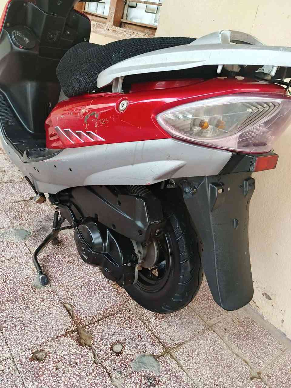 السلام عليكم دراجه سايم ابو عيون للبيع كله شغال صلف كهربائيات كله شغال مكينه فول  نعومه مابيهه اي نقص دراجه حيل نضيفه بدووون اوررراااق 
السعر. 550 او بي مجال للشراي 
العنوان. داخل الرمادي 
رقم الهاتف. ***********
