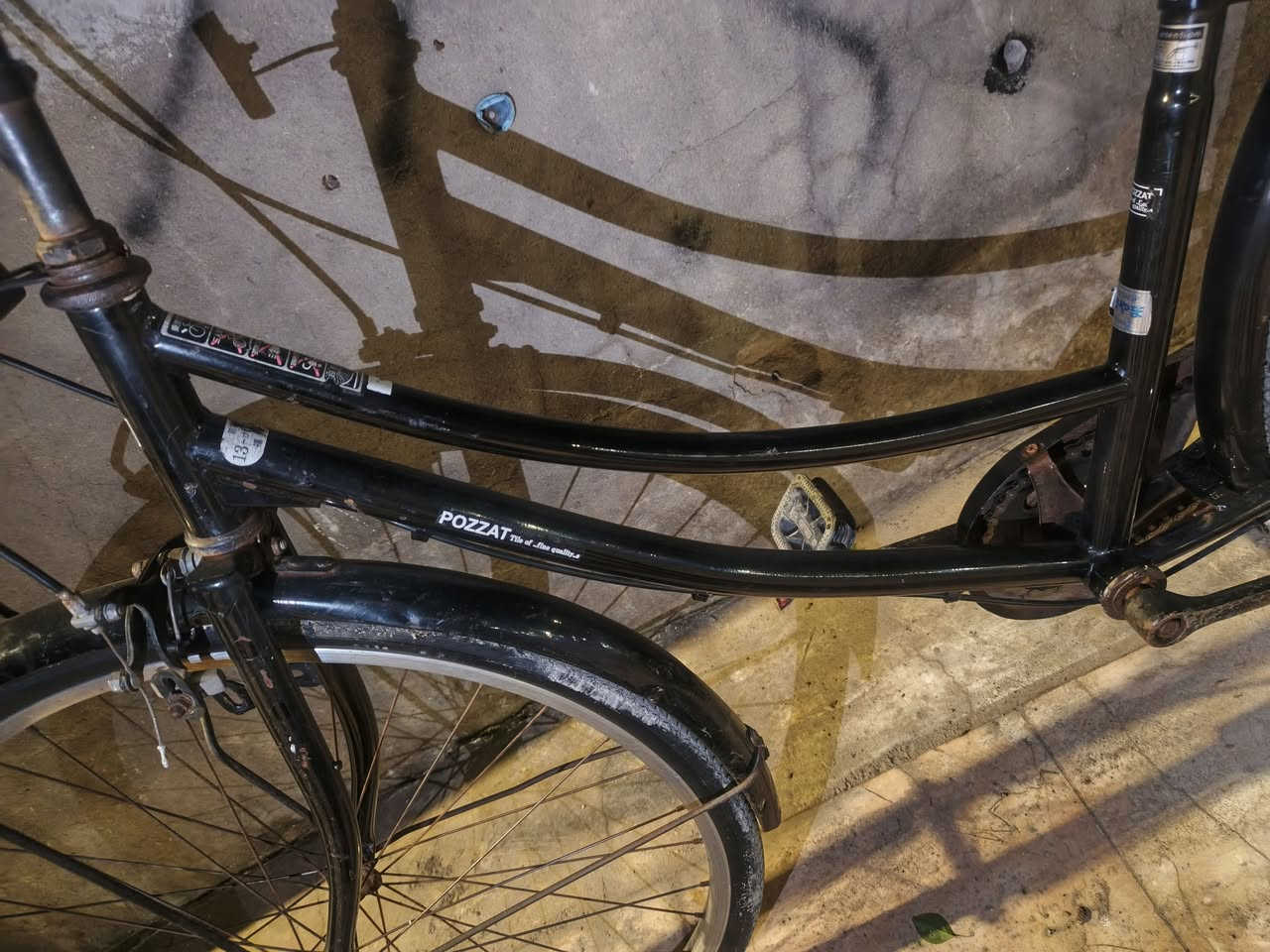 السلام عليكم بايسكل للبيع حجم 26 لون اسود مديل 2018 البايسكل جديد نضافه 90/100 تايراته جدد مابي ملعب سعر 90 وبي مجال استفسار على الرقم *********** مكان بصره معقل
