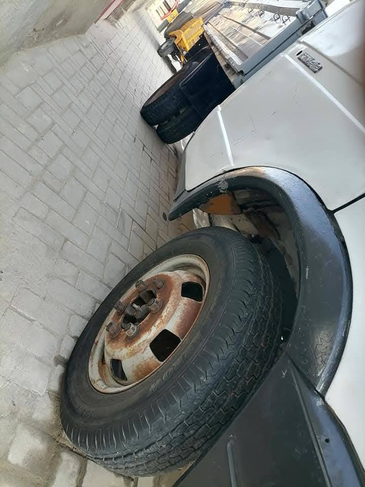 ​📣 للبيع: كازيل روسي (حمل) - دبل شاصي وشغالة توب
السيارة نظيفة وجاهزة للشغل، ومواصفاتها كالتالي:

​المحرك: بنكو 3000 (كاز Diesel) - محرك جديد وبقوة ممتازة.

​الشاصي: دبل شاصي (قوة ومتانة للأحمال الثقيلة).

​الوقود: حصة كاز يومية ثابتة (40 لتر).

​الإطارات: نسبة النظافة 75% (حالة جيدة جداً).

​📄 الموقف القانوني (صافية 100%):

​التحويل: تحويل مباشر وبدون أي تأخير.

​السنوية: نافذة (تنتهي نهاية هذه السنة).

​الغرامات والضريبة: السيارة ما عليها أي غرامة ولا ضريبة (براءة ذمة كاملة).

​🔧 ملاحظة الأمانة:

​السيارة شغالة وما بيها أي نقص ميكانيكي عدا "الجعمقة" (تحتاج تجفيت أو تبديل حسب رغبة المشتري)، وتم مراعاة هذا الشيء بالسعر.

​📍 المكان: [بغداد الحسينيه الراشديه]

💰 السعر: [35] وبيه مجال للشراي

📞 للتواصل: [***********]
