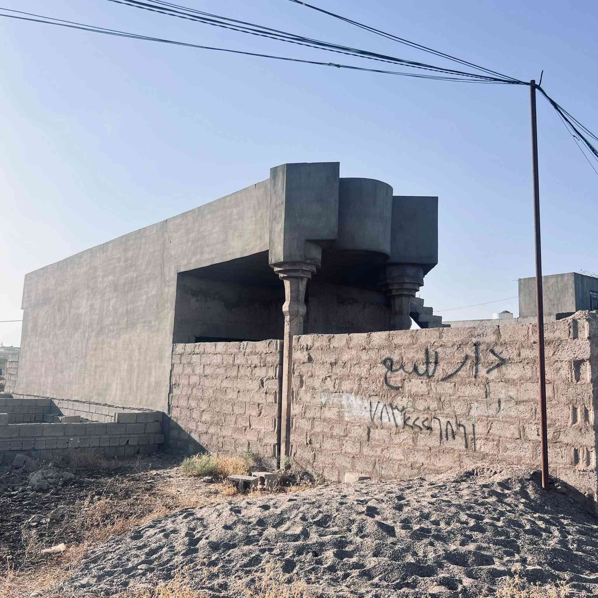السلام عليكم بيت هيكل ملبوخ من خارج ابي نص قطعه من ضمن البيت الموقع الفاروق ابصف الدواجن او الملعب الفاروق  السعر ٢١ بي مجال  التصال على الرقم ***********
