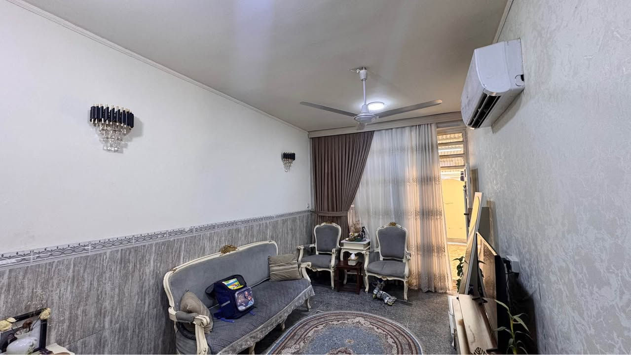 بيت للبيع 
بيع سريع سعر جدا مناسب 
يحتوي على :
1-استقبال 
2- مطبخ 
3-غرفة نوم 
4- ترك نهاية البيت ( اني مسويه غرفة اطفال) 
السطح شتايكر السقف صب 
الارضية كرانيت بالكامل 
البيت جاهز للسكن 
العنوان : الجريخي - شارع 30 متوسطة الغزالي - قرب حسينية مصباح الهدى وسفينة النجاة
رقم العقار : 1035
واتساب : *********** بغداد, العراق
