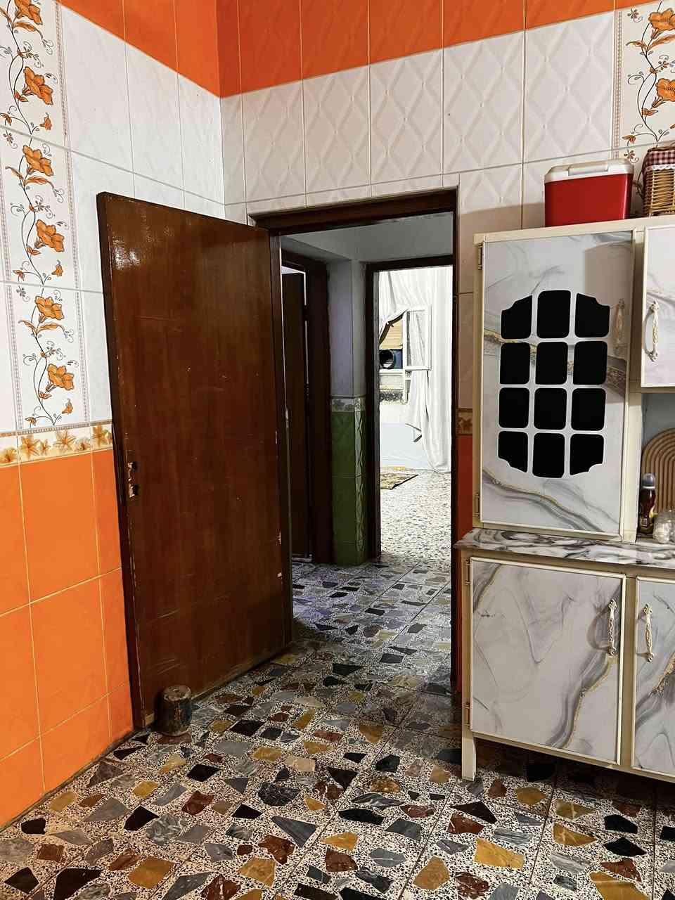 بيت للبيع في سبع قصور فرع زنود الست الحمداني ركن فرعي
المساحة 260 متر الواجهه 10 والنزال 26 
البناء يحتوي على استقبال مطبخ غرفة نوم صالة 3 صحيات 
القاط الثاني مخزن + غرفة نوم + صالة + قاط ثالث بيتونه 

ملاحظة البناء طابوك جمهوري صب مسلح مساحة البناء 120  و 140 حديقة خلفية ع فرع 
للاستفسار ***********
