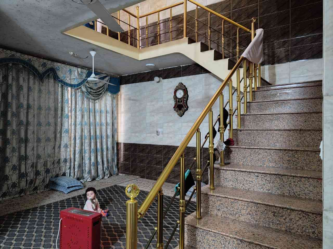 سلام عليكم
بيت مساحته 200متر على شارع تجاري بناء جديد يحتوي على 4غرف نوم مطبخ صحيات استقبال حولي عنوان البيت بغداد ابو غريب النصر وسلام مقابيل شركه الفارس السعر البيت ولا اثاث 240 مليون بدون الاثاث 230 مليون رقم تلفون ***********
