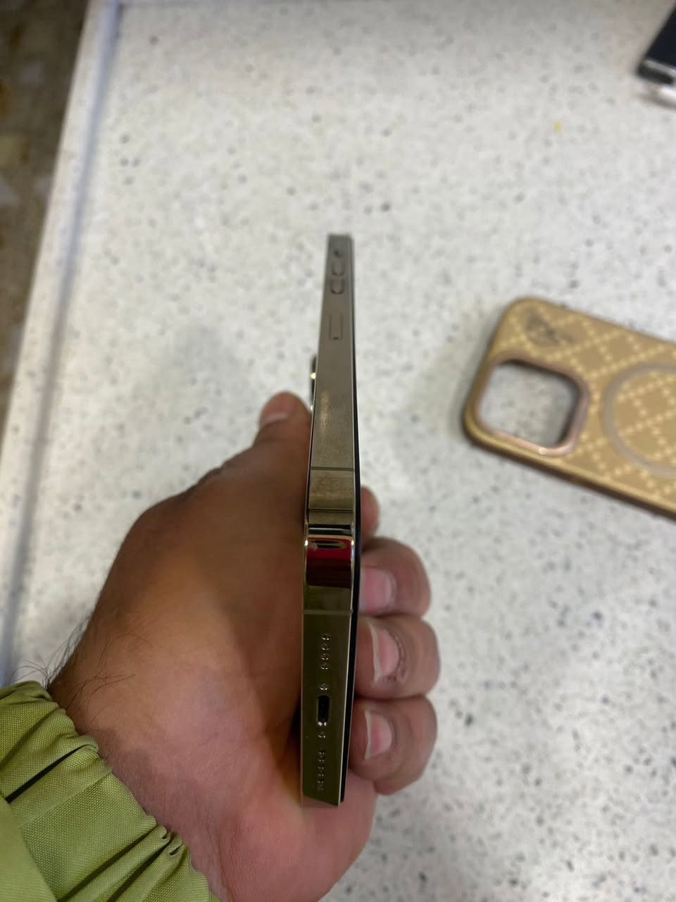 سلام عليكم من رخصت الادمن 14 برو ماكس ذاكرة 128 🔋 84 مبدل شاشة فقط للبيع  أومروس  ايباد ام 2 أو ام 1 السعر 650مكاني بغداد شارع الكفاح التواصل وتساب ***********
