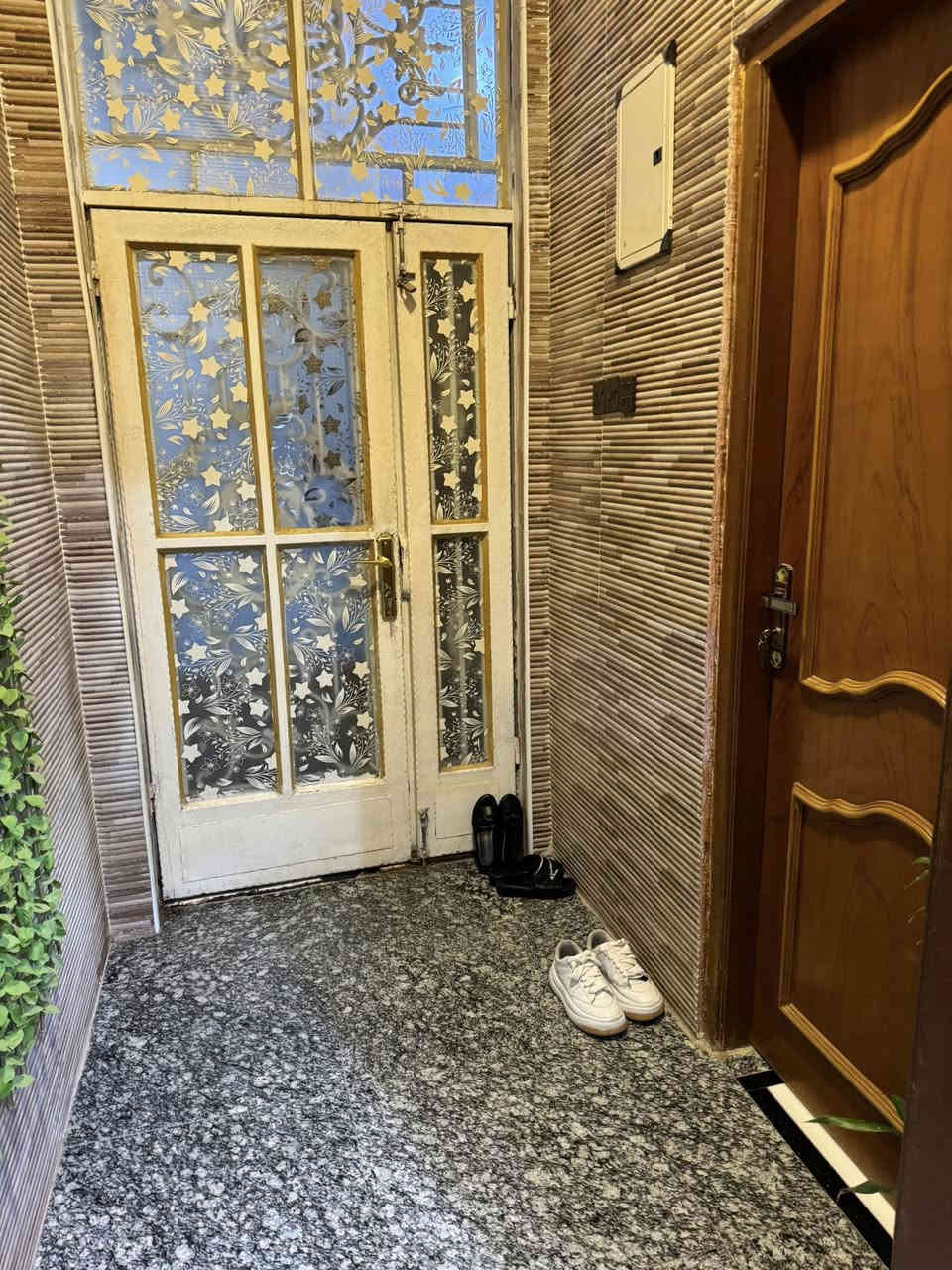 رقم العقار 3269  ياسين خريبط
المساحه 125 

المواصفات 

بيت بناء حديث كله طابوق الطابق الاول صاله ودوانيه وحمام كبير (غربي) ومطبخ كبير وتواليت خارجي مع كراج كبير الطابق الثاني 3 غرف مع حمام وتواليت (شرقي) والطابق الاخير مخزن وبيتونه السطح ايزوكام مصلط بالكامل

للتواصل ***********
