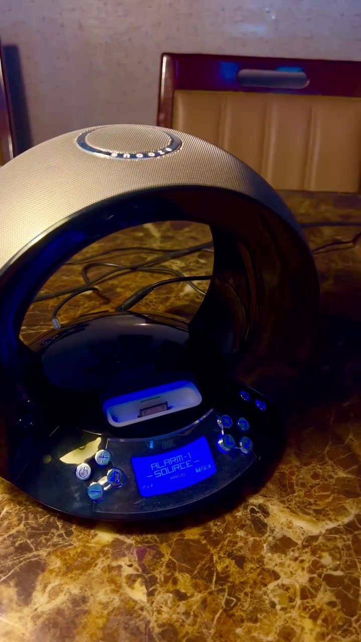 من رخصة الادمن سبيكر ماركة JBL بي شاشة تحكم وراديو و aux ومخرج out put كله شغال شكله تحفه لكن للأسف سماعاته مشكوكه يحتاجون تغيير ويحتاج شاحنه 12 فولت السعر 15 مع التوصيل


**إذا كنت صاحب هذا الإعلان وتريد حذفه لأي سبب، رجاءا أرسل رسالة إلى الدعم الفني**