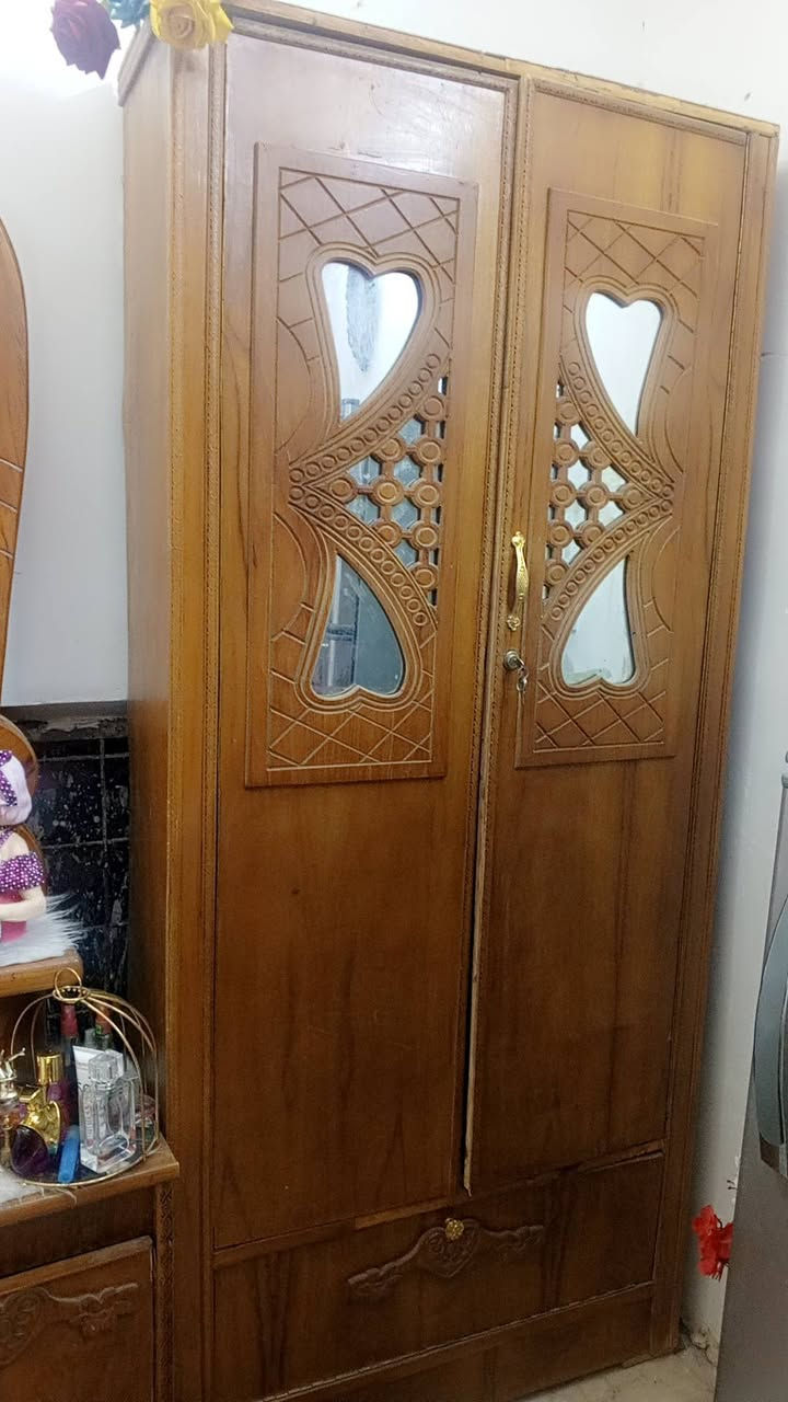 غرفة اخشاب للبيع السعر 400  للاستفسار الاتصال ع الرقم ***********
