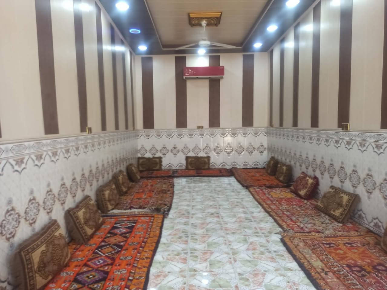 سلام عليكم بيت للبيع في الرضوية الثامنه مساحته 250 متر يحتوي على استقبال وصاله و 3 غرف نوم ومطبخ وتخاريج وكراج للاستفسار ***********
