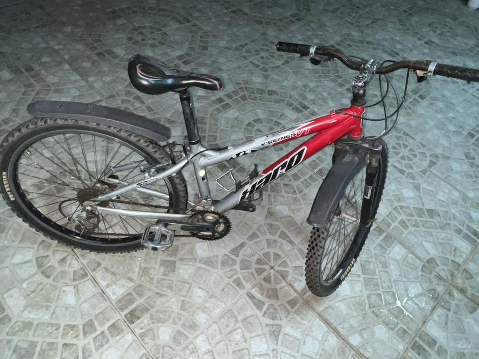 السلام عليكم
بايسكل من نوع HARO شركة (MTB) 
حجم 28 . 
هيكل من نوع الالمنيوم الخفيف والسريع 
ومزود بمساعد امامي (تعليق امامي) 
التاير معروف من نوع Series تاير عريض مناسب للتنقل اليومي والطرق الترابيه . 

السعر 110 وبي مجال للطيبين . 
للاتصال *********** .
