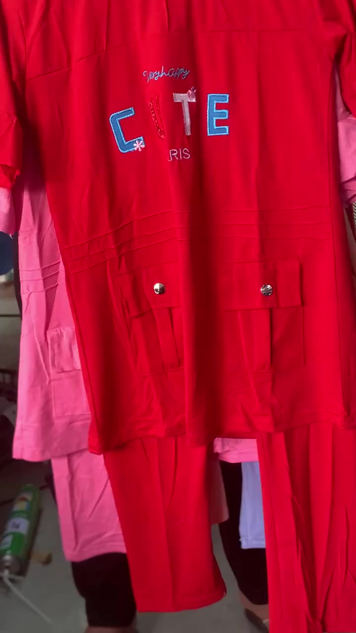 #الموسم_الصيفي
تراك بناتي محير وسط وصغير 
خامة ممتازة 
الوجيهية شارع الاطباء فرح صيدلية بحر الدواء امام ابو عدنان للأجهزة المنزلية
متوفر توصيل مجاني داخل الوجيهية


**إذا كنت صاحب هذا الإعلان وتريد حذفه لأي سبب، رجاءا أرسل رسالة إلى الدعم الفني**