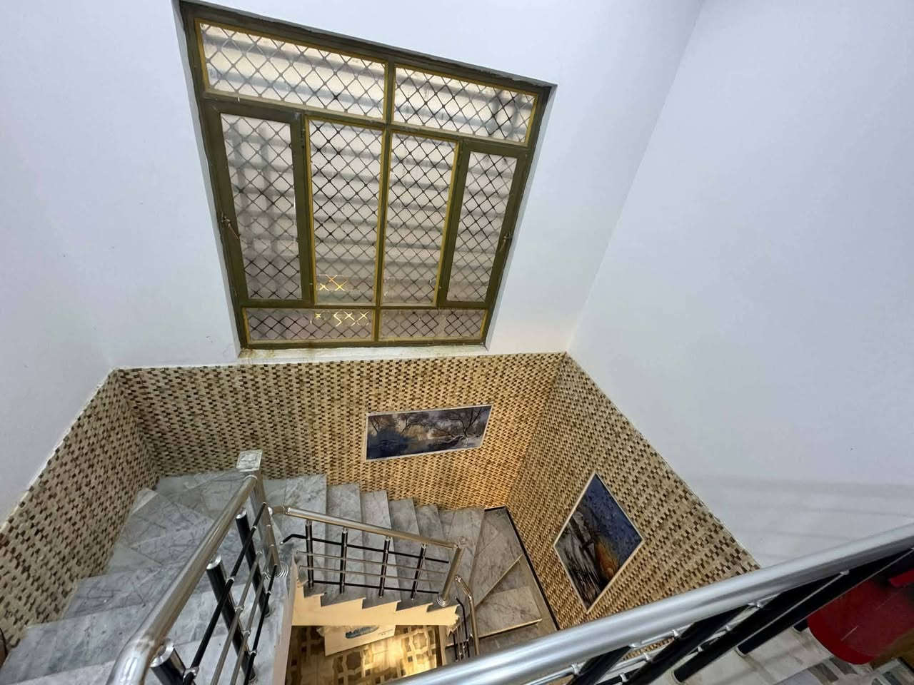 بيت للبيع مع الاثاث
حي الشهداء قرب مدرسه 
قريب ع الجمعيات وقرب ع حي الشهداء
بلازما  عدد ٤
ثلاجه كبيره 
ثلاجه صغيره
مجمده 
كاونتر سعره ٤ ونص 
براد ماء
غساله اوتماتيك
غرفة اخشاب كامله
كامرات 
سبالت عدد ٣
المساحه ١٢٥ طابقين بناء حديث
مطلوب إسكان وانا ابقى اسدد الاسكان

***********
170وبيه مجال
