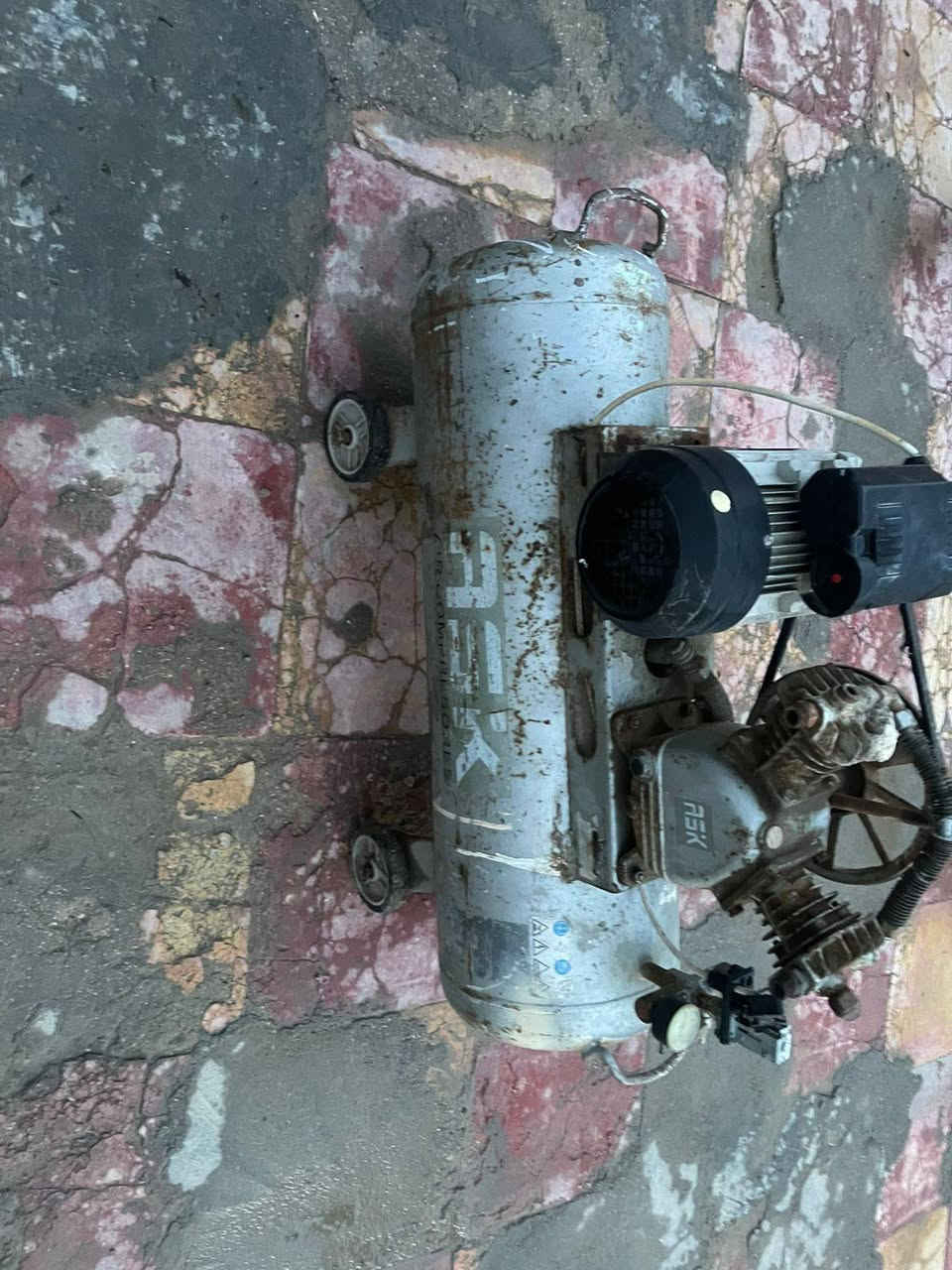 كمبريسر هواء للبيع مكان الرميثه
***********
