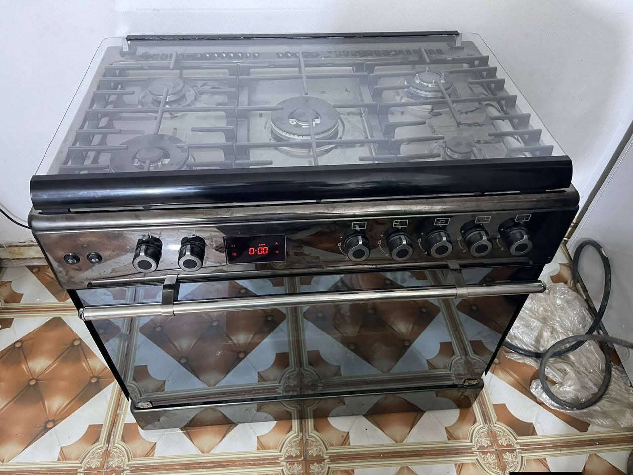 للبيع طباخ بيسون (Bison) موديل LU-FULL90 SMK – جديد
مقاس 90×60 سم.
5 عيون غاز، منها شعلة وسطية كبيرة.
فرن غاز واسع.
شواية كهربائية.
مروحة توزيع حرارة داخل الفرن.
مروحة تبريد.
إضاءة داخلية للفرن.
شاشة رقمية مع مؤقت وساعة.
إشعال ذاتي.
غطاء علوي زجاجي.
موديل 2023.
ملاحظة مهمة: الطباخ جديد ولم يُستخدم، لكن أثناء النقل تعرضت الزجاجة الحرارية الداخلية للفرن للكسر من قبل العمال، وباقي أجزاء الطباخ سليمة.بغداد الدورة أخذته ب800 وابيعه ب600


**إذا كنت صاحب هذا الإعلان وتريد حذفه لأي سبب، رجاءا أرسل رسالة إلى الدعم الفني**