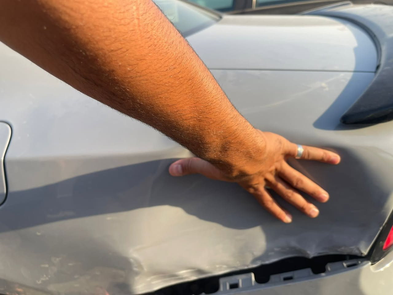 السلام عليكم جارجر للبيع موديل ٢١ اصل سياره جديده كارتون ضربته فقط جاملغ وصور الحادث ب منشور وهنا بلعراق صار بيه حادث جاملغ خلفي سطحي خفيف  السعر 235 وبيه مجال للشراي للاستفسار ***********. واتساب +اتصال
