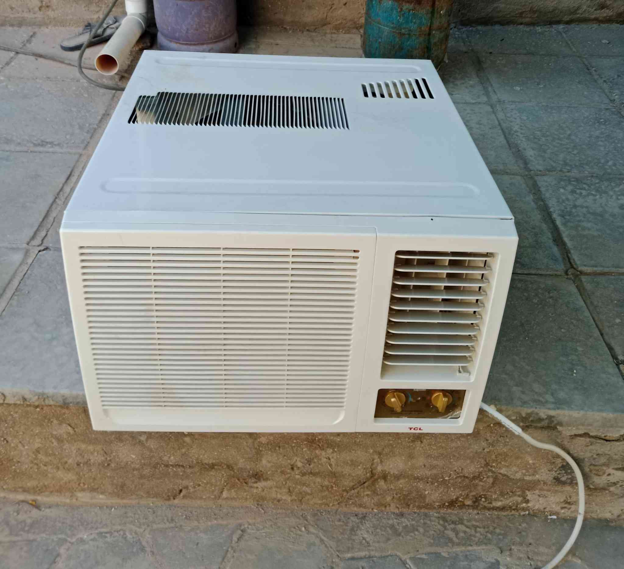 مكيف طنين نوع تي سي ال TCL
نضيف جدا سعره 250 الف 
كوفة شارع المعمل قرب تقاطع ال عيسى 
***********
