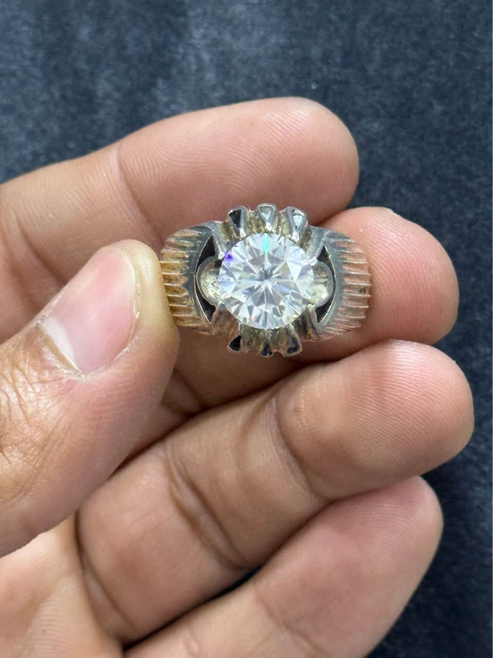 اللهم صل على محمد وال محمد 
خاتم موزنايت صلابه الالماس
قطعه جميله فاير عالي ملبوس راقي
صياغه يدويه فضه عيار 925
مقاس الخاتم ''25''
يتوفر توصيل كافه محافضات العراق البصرة, العراق


**إذا كنت صاحب هذا الإعلان وتريد حذفه لأي سبب، رجاءا أرسل رسالة إلى الدعم الفني**